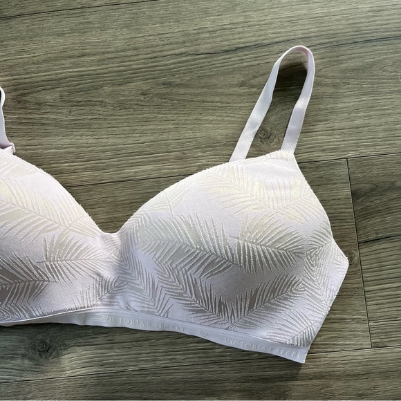 Victoria’s Secret Womens Light Purple Pink T-Shirt Lightly Lined Palm Size 40D - Picture 2 of 4